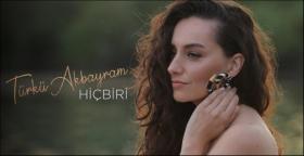 TÜRKÜ AKBAYRAM MÜZİKSEVERLERLE BULUŞTU: İLK SINGLE; “HİÇBİRİ”